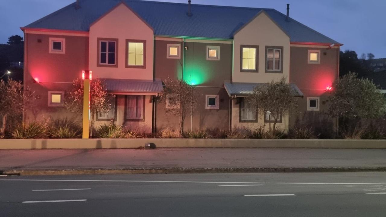 The Mews Oamaru Motel ภายนอก รูปภาพ